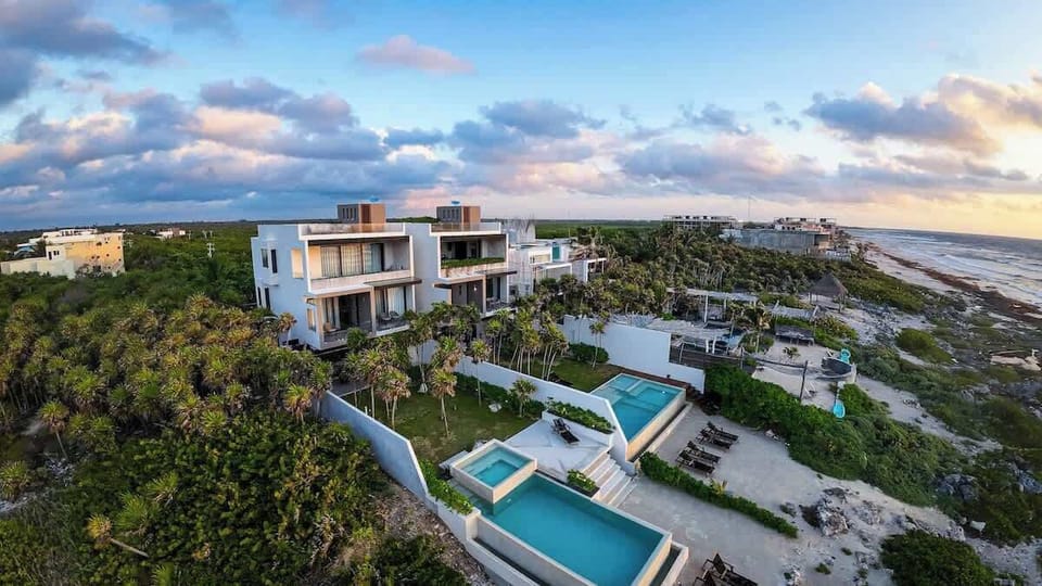 Villas with a unique design integrated with the landscape. Beachfront villas 