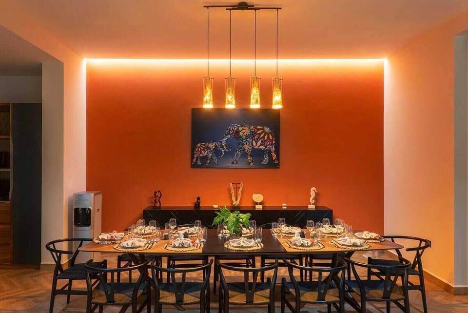 Comfortable modern dining room in an excellent location. An impressive table with comfortable chairs for all guests.