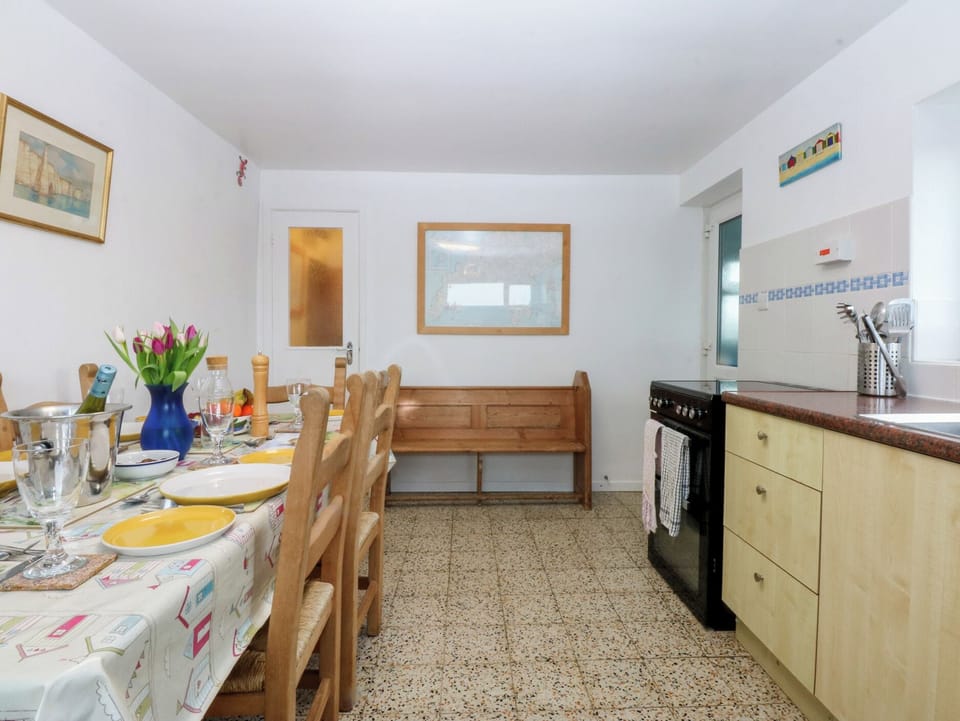 Dishwasher, cookware/dishes/utensils