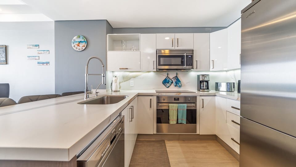 Condo, 1 King Bed with Sofa bed, Balcony (Encantame Towers Verano 903) | Private kitchen | Dining tables