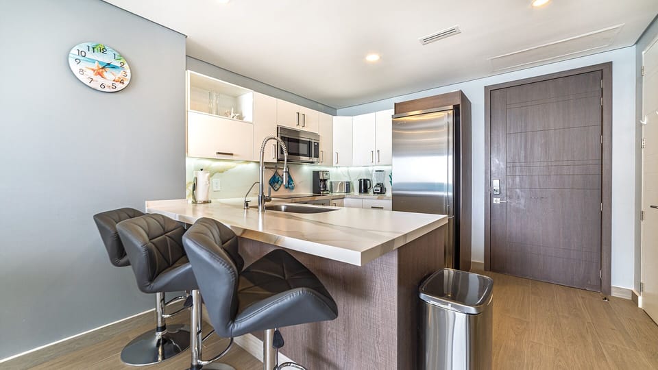 Condo, 1 King Bed with Sofa bed, Balcony (Encantame Towers Verano 903) | Private kitchen | Dining tables
