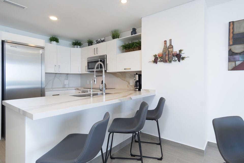 Apartment, 1 King Bed with Sofa bed, Balcony (Encantame Towers Velero 1703) | Private kitchen | Toaster, dining tables