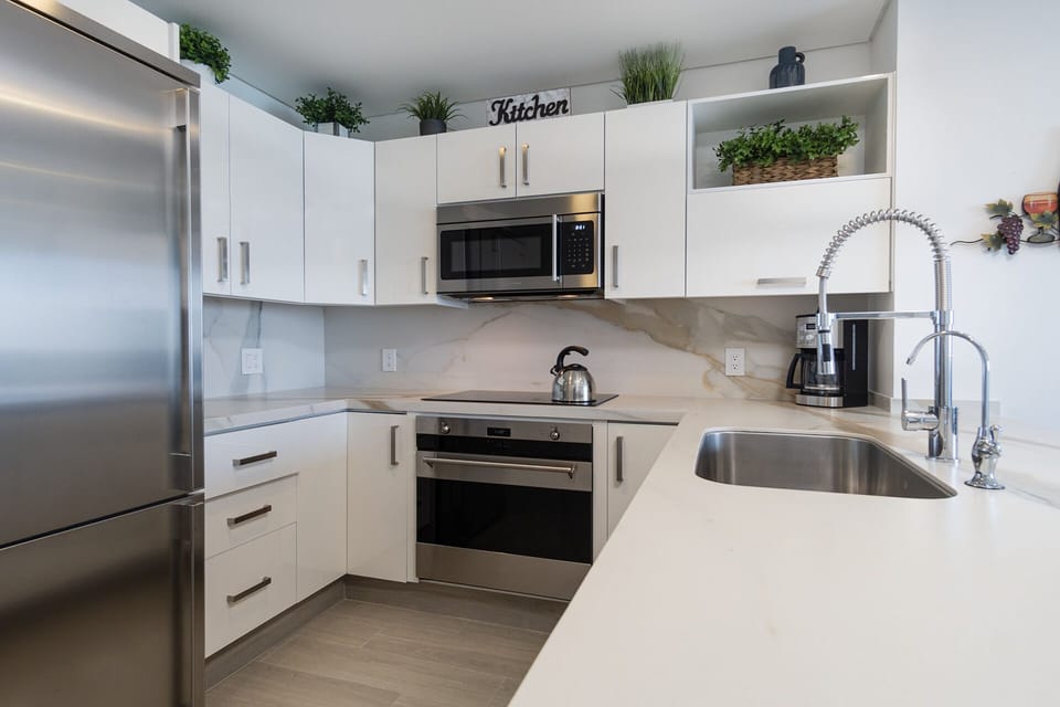 Apartment, 1 King Bed with Sofa bed, Balcony (Encantame Towers Velero 1703) | Private kitchen | Toaster, dining tables