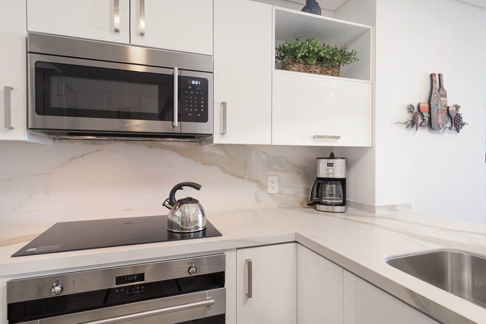 Apartment, 1 King Bed with Sofa bed, Balcony (Encantame Towers Velero 1703) | Private kitchen | Toaster, dining tables