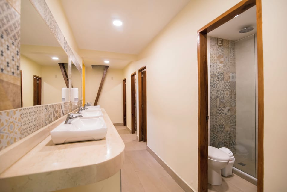 Shared dormitory for 10 people with external bathroom | Bathroom