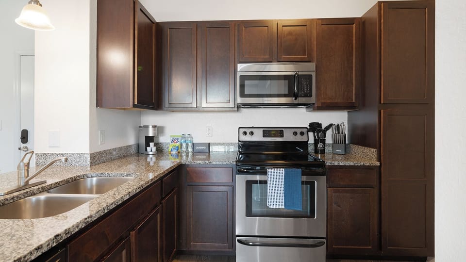 Apartment (2 Bedrooms) | Private kitchen | Fridge, microwave, oven, stovetop