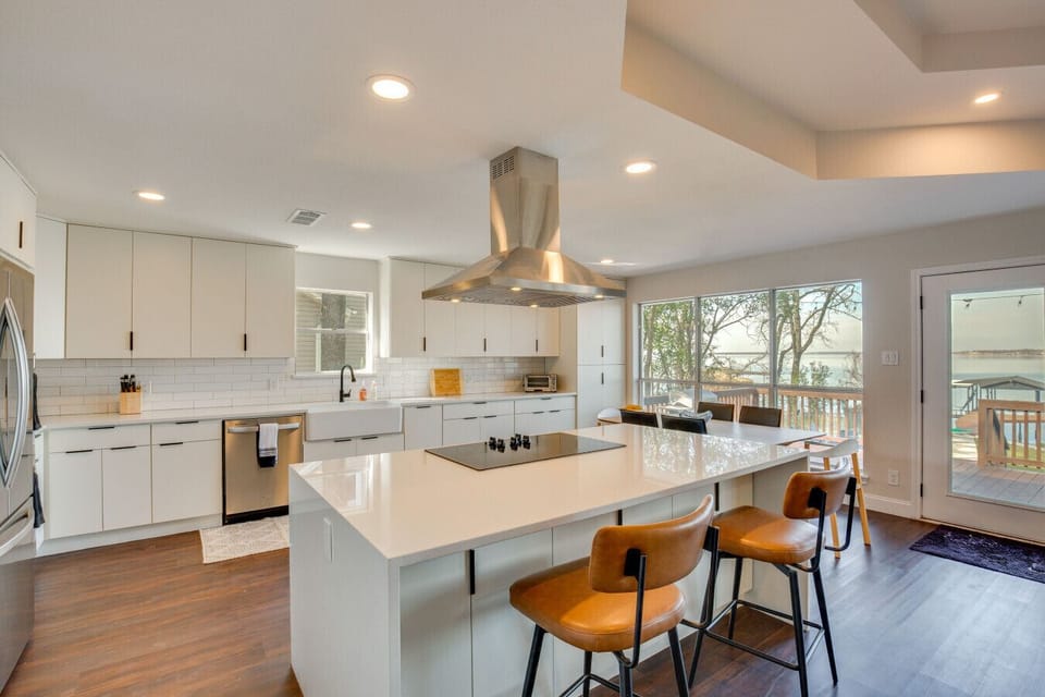 Kitchen | Kitchen Island | Bar Seating & Open Dining Area