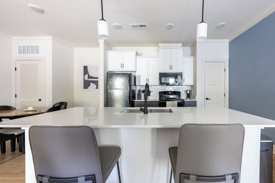 Apartment (1 Bedroom) | Private kitchen | Fridge, microwave, oven, stovetop