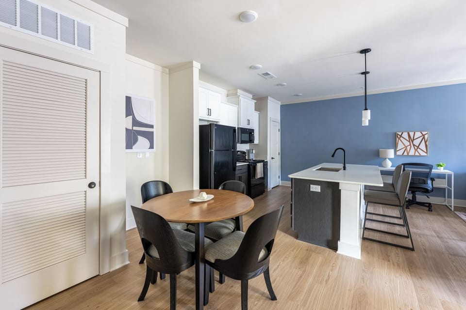 Apartment (1 Bedroom) | Dining room