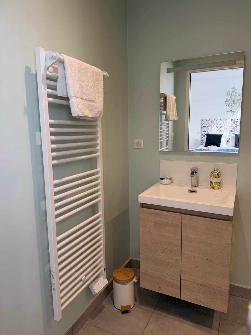 Shower bedroom 1