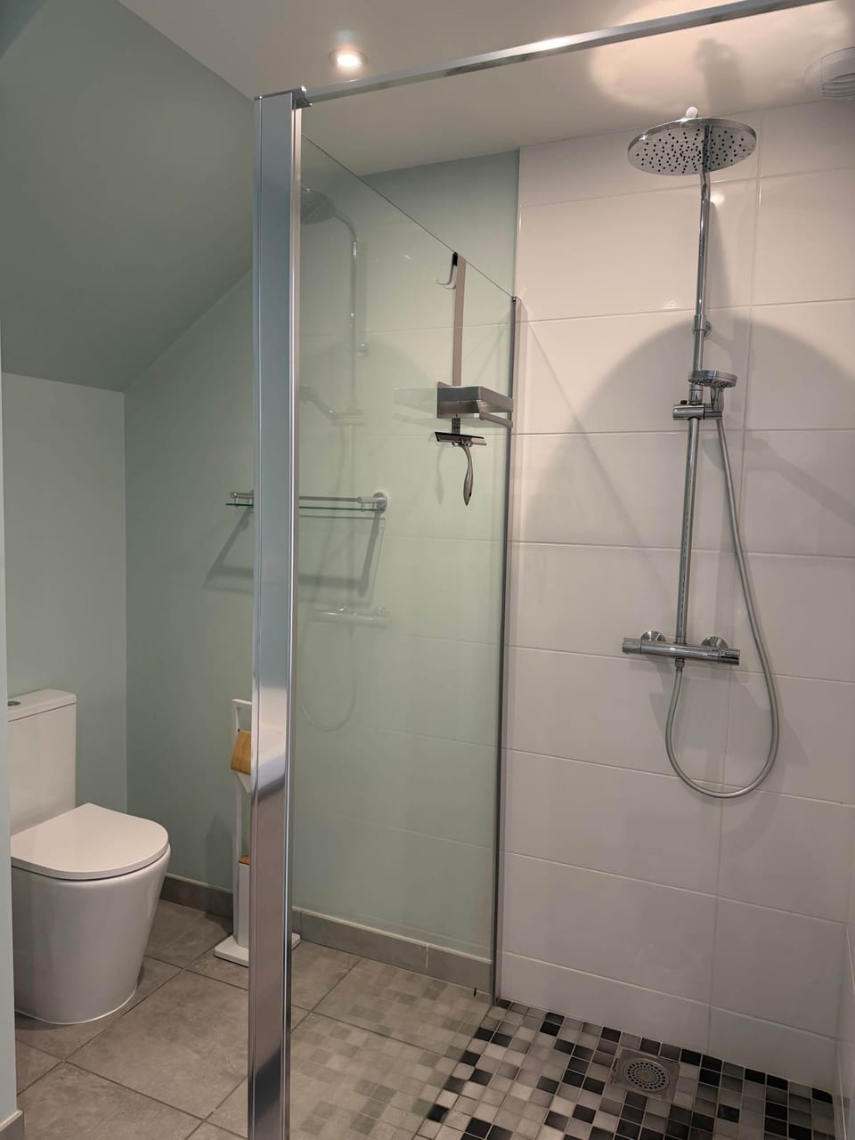 Shower bedroom 1