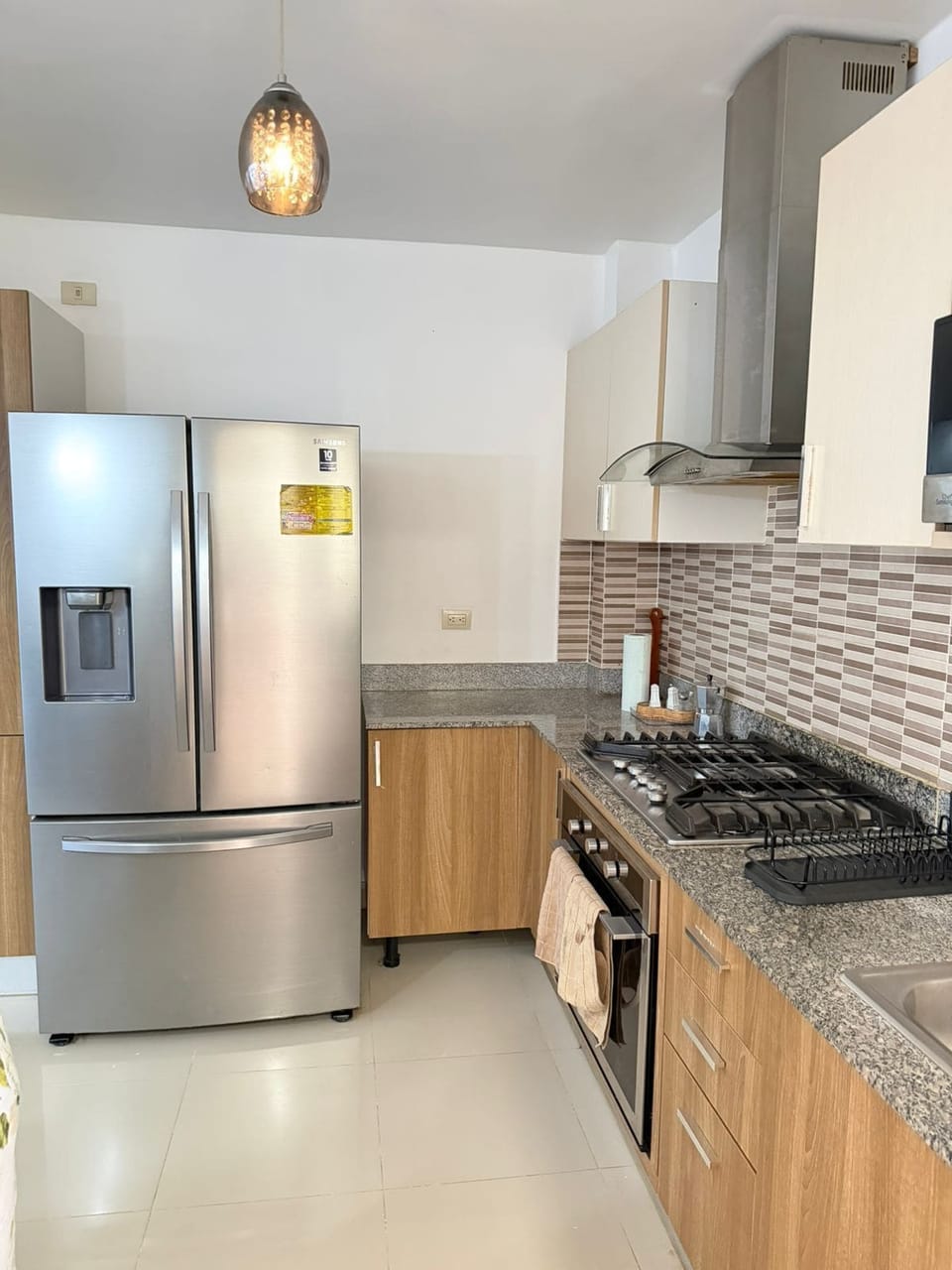 Comfort Suite | Private kitchen | Microwave, oven, cookware/dishes/utensils