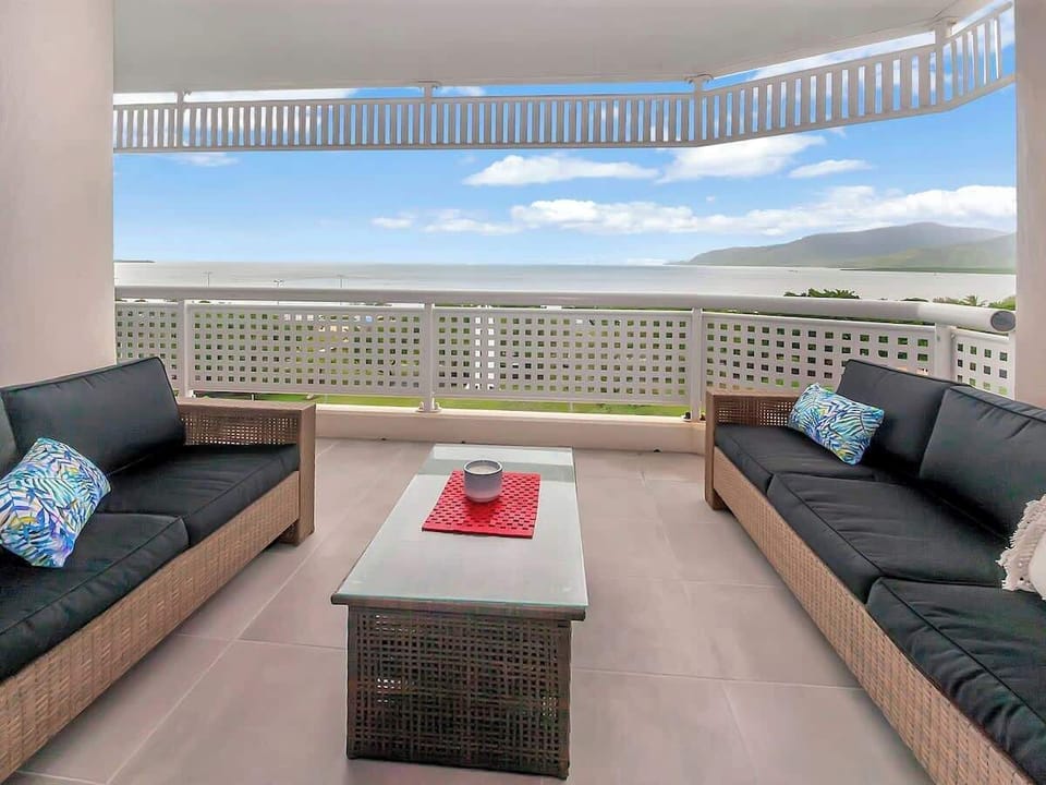 Take in panoramic views across the sea and Esplanade from the balcony. It is fitted with an outdoor lounge, perfect for a sundowner. 
