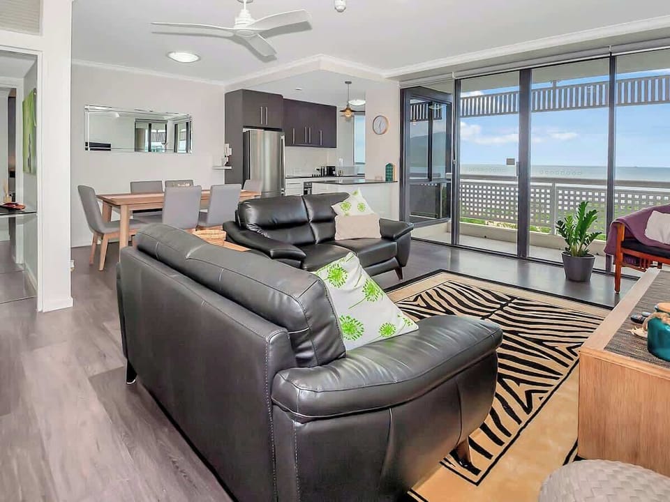 No luxury has been spared from this impressive waterfront apartment. It combines spectacular indoor and outdoor living with breathtaking views. 