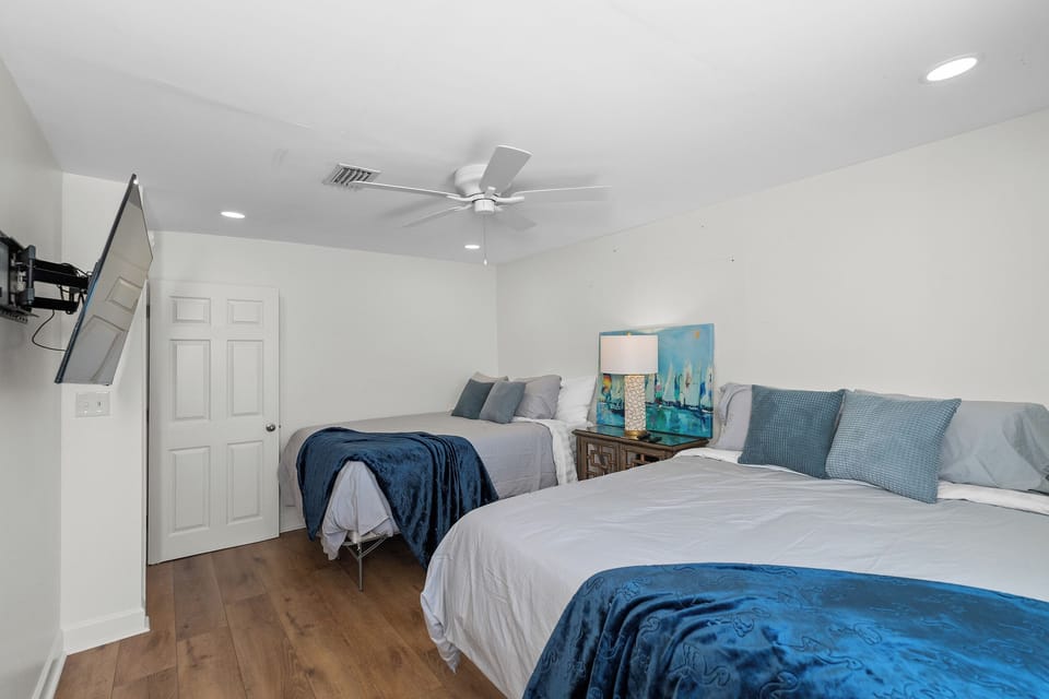 Double Queen Room with Shared Bathroom (Main Level)