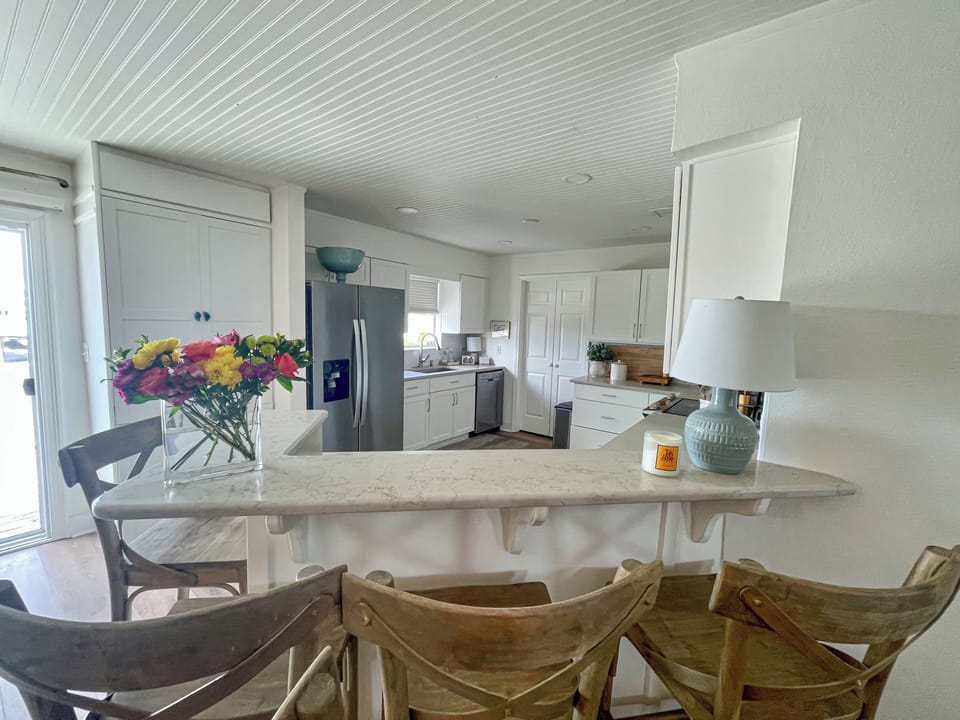 Kitchen with bar seating for 4 guests.