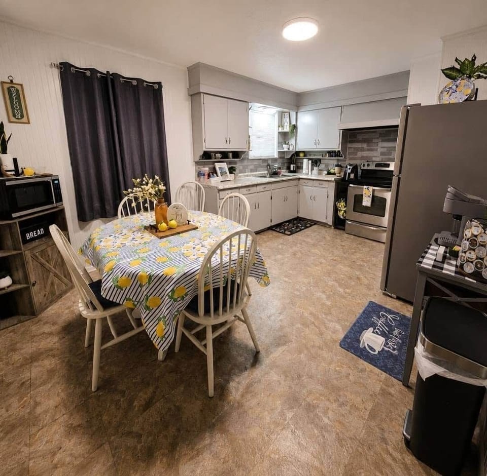 Kitchen / Dining Area