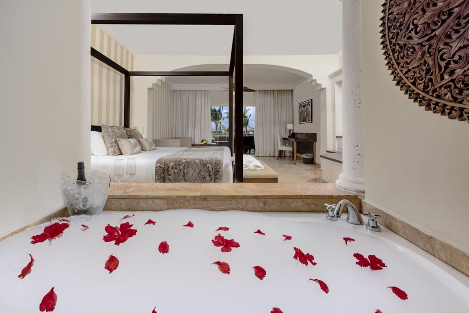 Colonial Club Junior Suite Ocean View with Indoor Hot Tub (Adults Only) | Premium bedding, pillowtop beds, free minibar, in-room safe