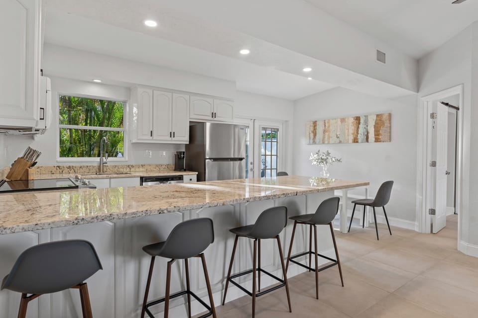 Seating for 4 at the kitchen island