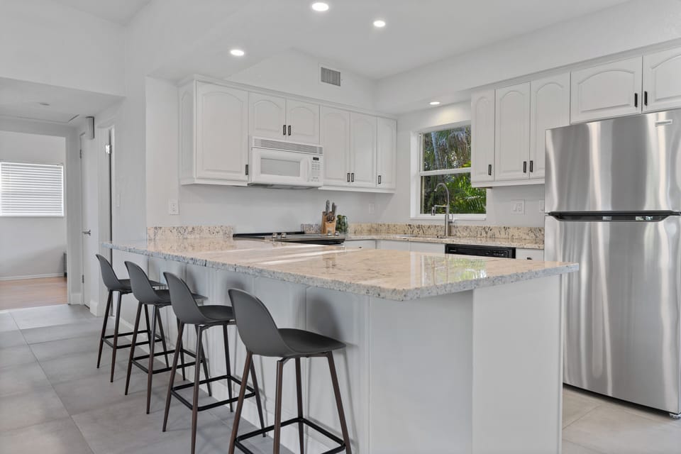 Seating for 4 at the kitchen island