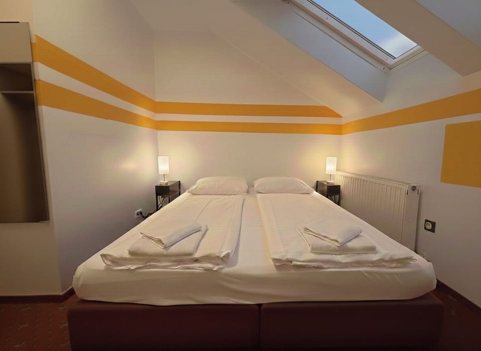 Double Room | Free WiFi, bed sheets