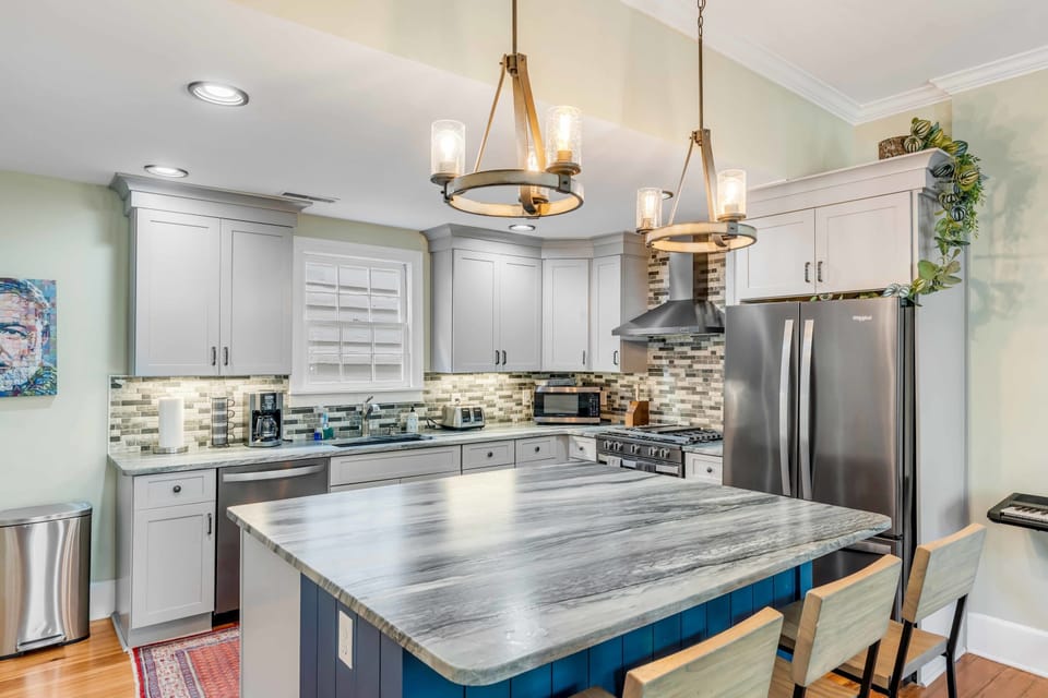 Fully equipped kitchen with everything you need to cook a meal + kitchen island