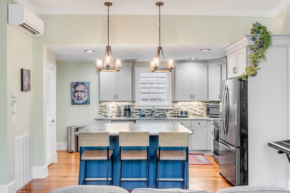 
Fully equipped kitchen with everything you need to cook a meal + kitchen island