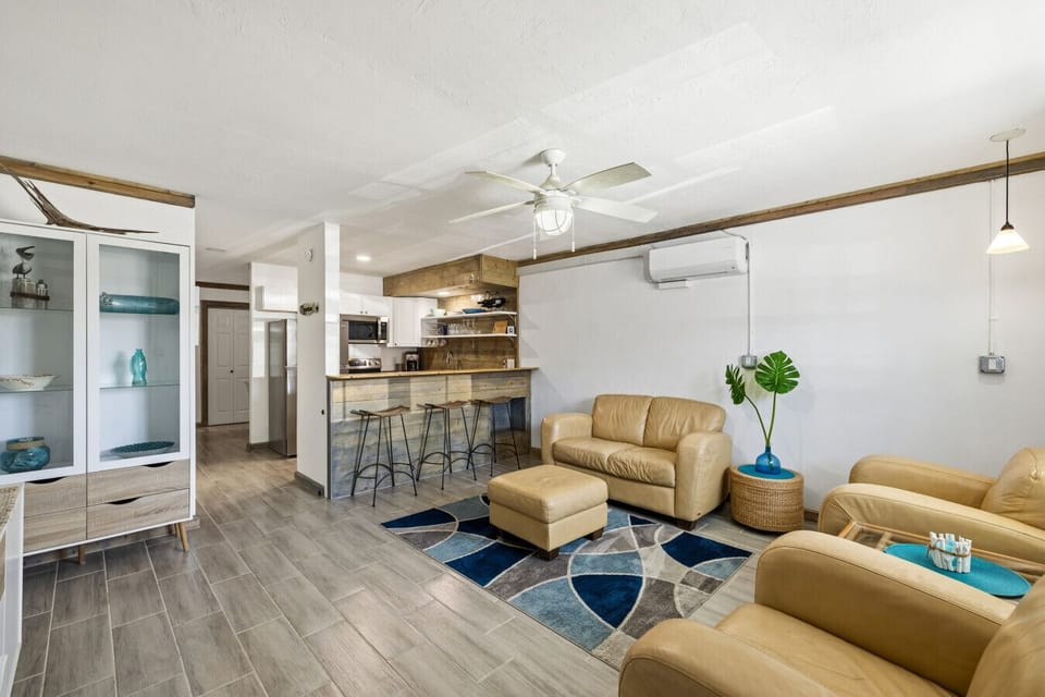 Livingroom with plenty of seating!