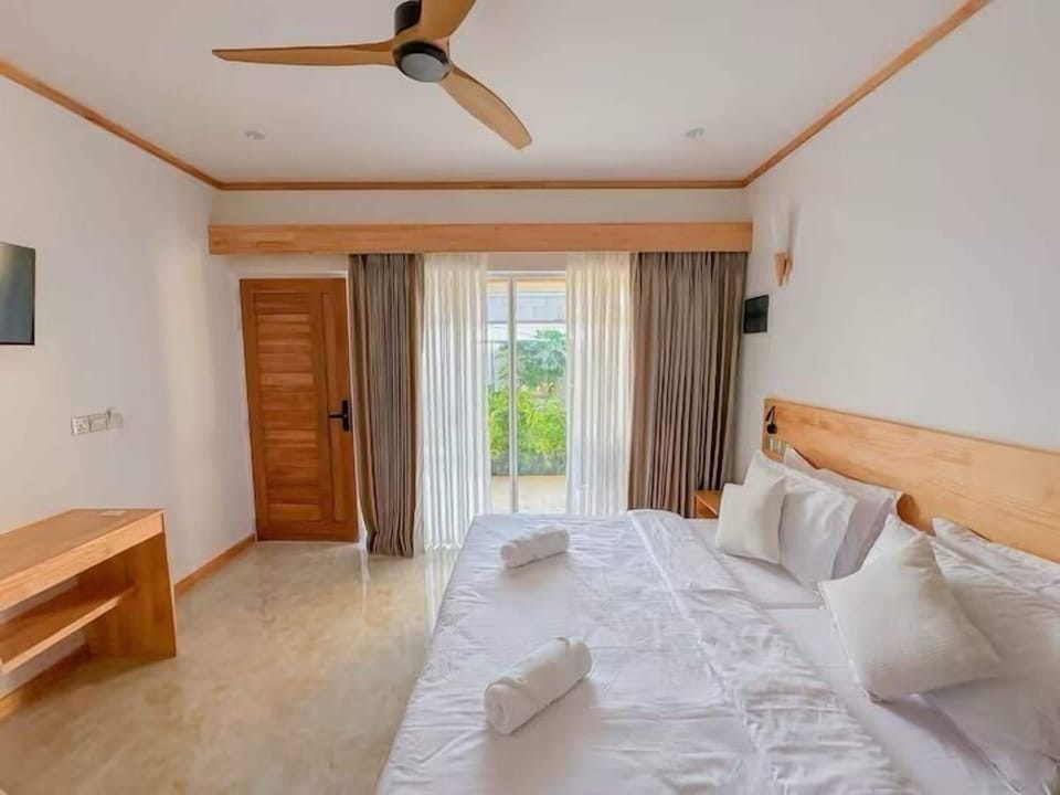 Deluxe Double or Twin Room, 1 King Bed, Patio, Garden View | In-room safe, desk, laptop workspace, blackout drapes