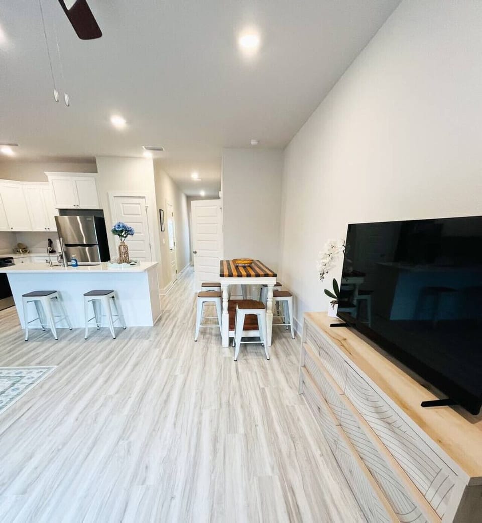 Eating for 6 + Kitchen Island + Smart TV