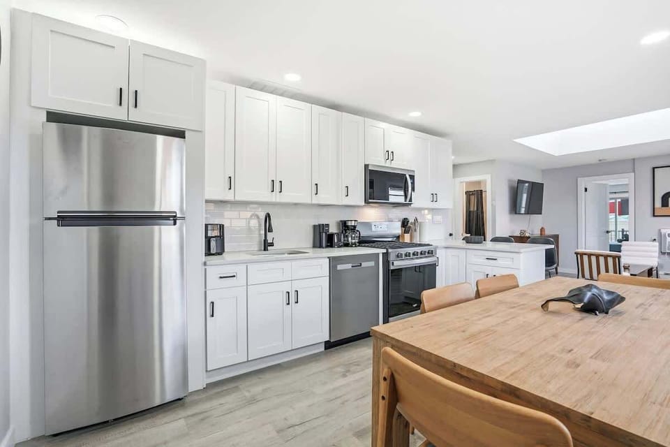 Fully equipped kitchen with modern appliances, including dishwasher and sink, designed for everyday comfort.