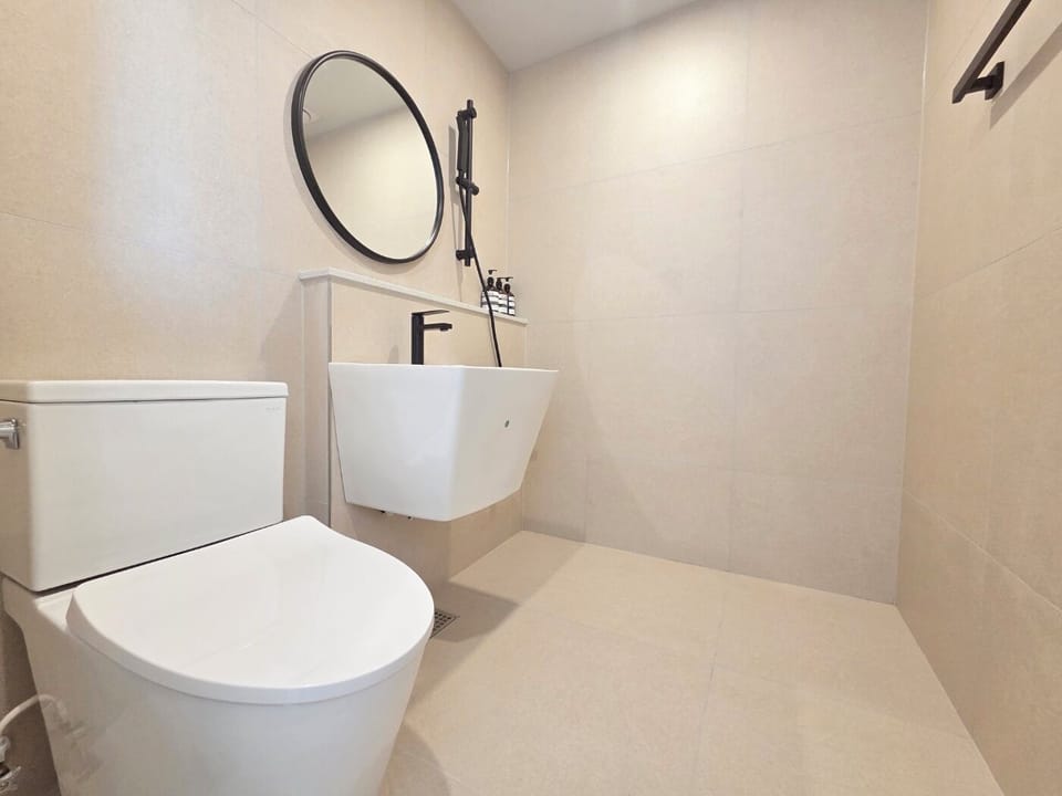 Twin B | Bathroom | Hair dryer, slippers, towels, soap