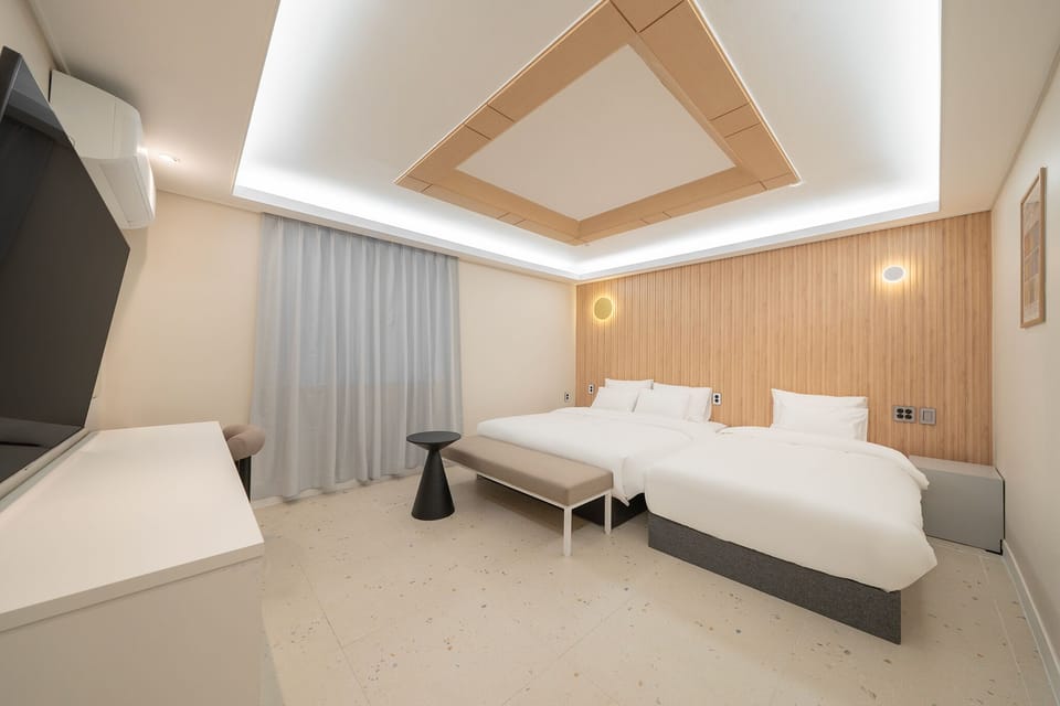 Twin Room | Laptop workspace, free WiFi, bed sheets
