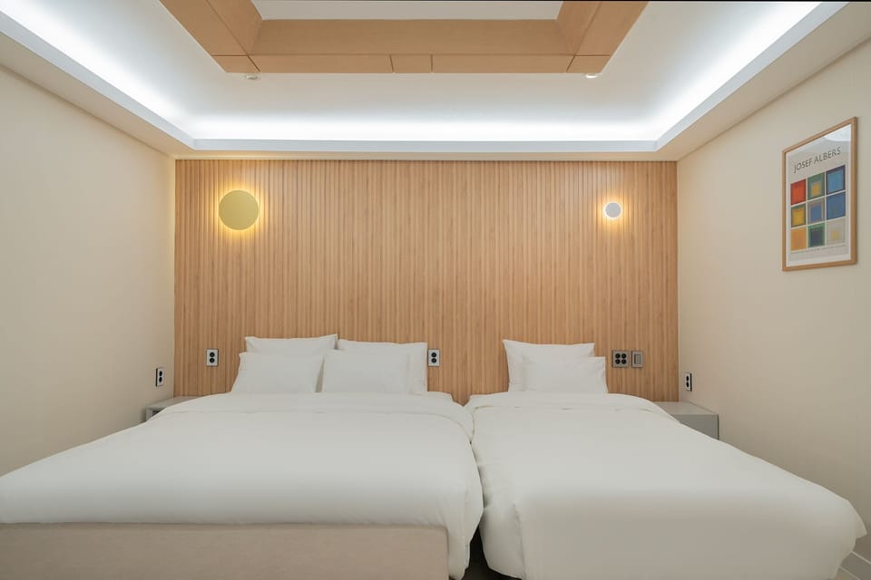Twin Room | Laptop workspace, free WiFi, bed sheets