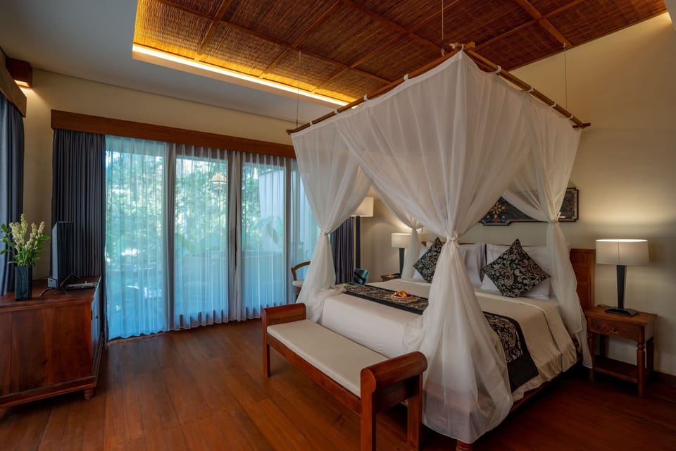 King Room with Spa Bath | Select Comfort beds, in-room safe, desk, laptop workspace