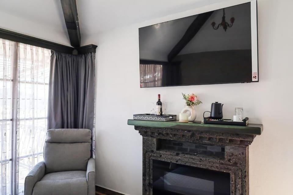 Premium Double Room, Balcony, City View | Living area