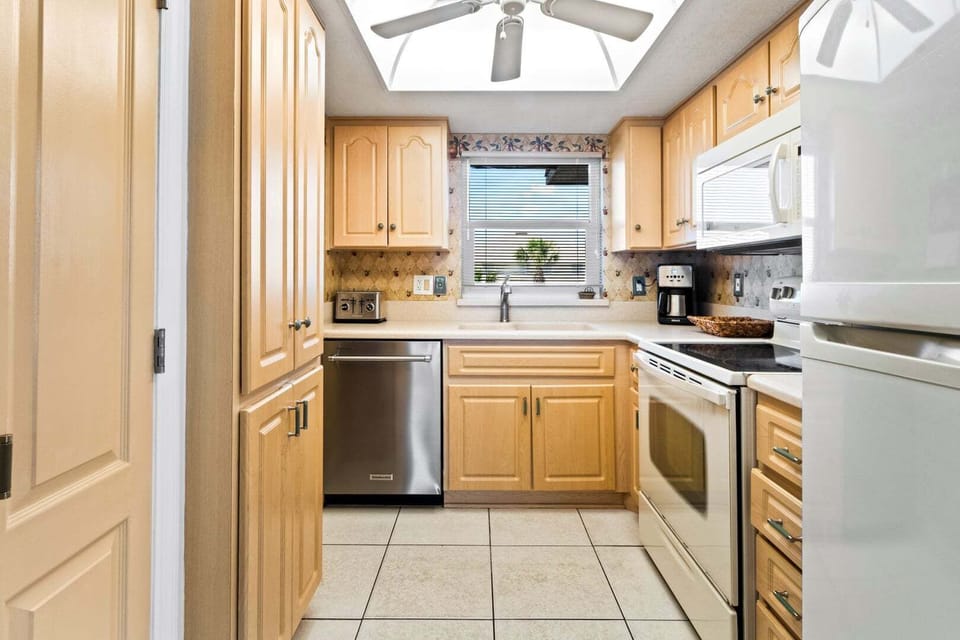 Fully equipped kitchen with everything you need to make your favorite meals