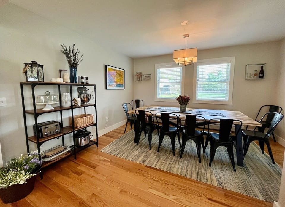 dining room seats 10+ island seating
