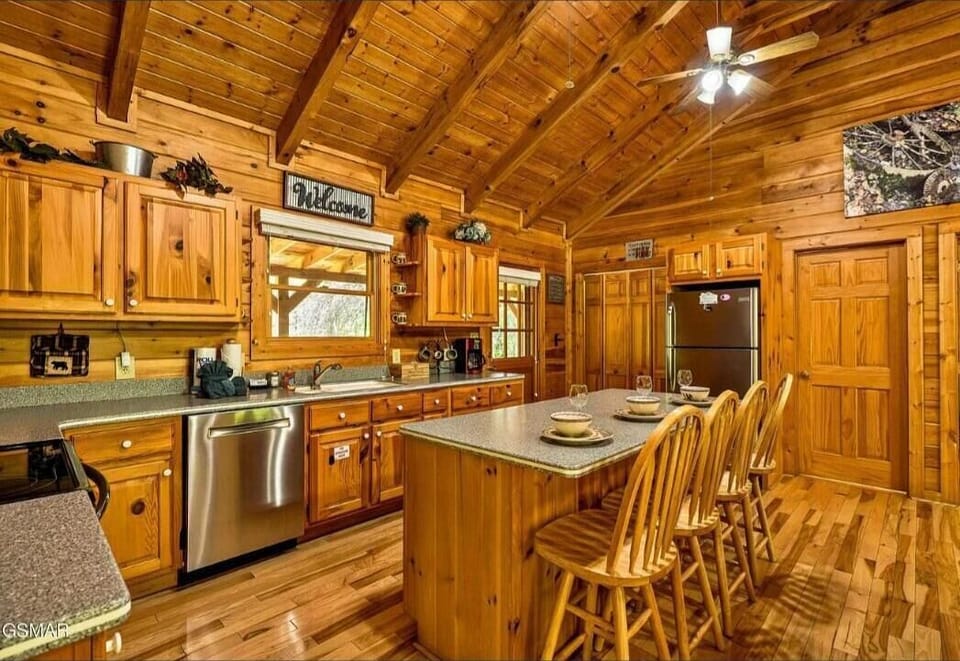 Kitchen, breakfast bar