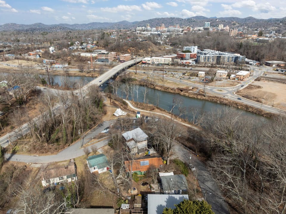 Riverview Retreat is located in close proximity to Downtown Asheville.