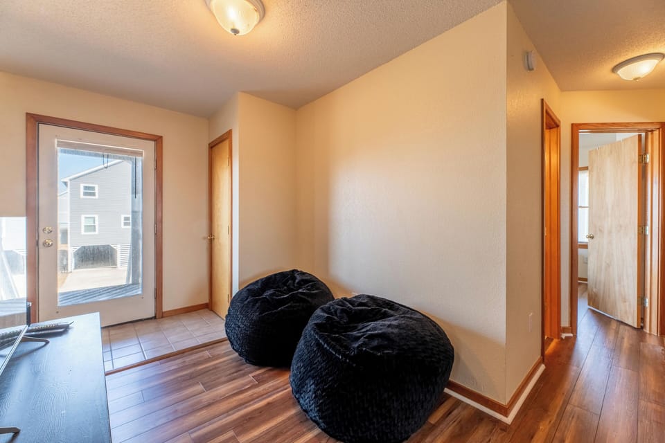 Mid Level TV Area