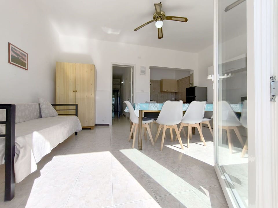 Flooring, Floor, Shade, Chair, Balcony, Kitchen & Dining Room Table, Bicycle, Aluminium