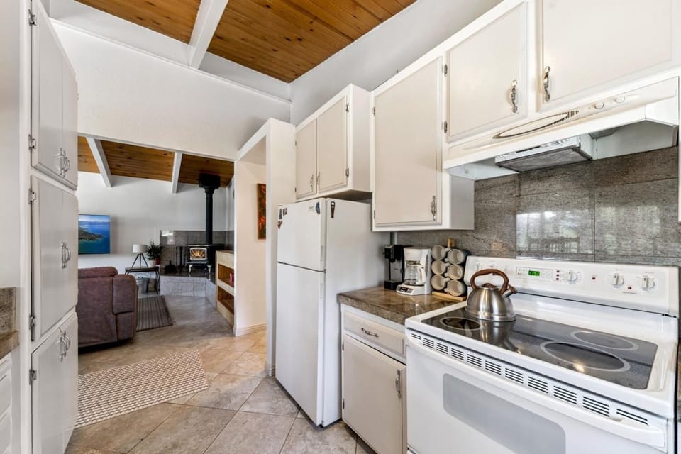 House, 4 Bedrooms | Private kitchen | Fridge, microwave, oven, coffee/tea maker