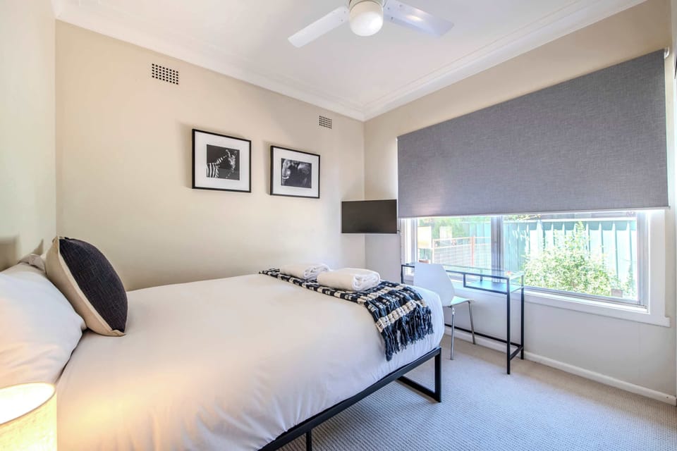Bedroom 2: Double Bed + TV