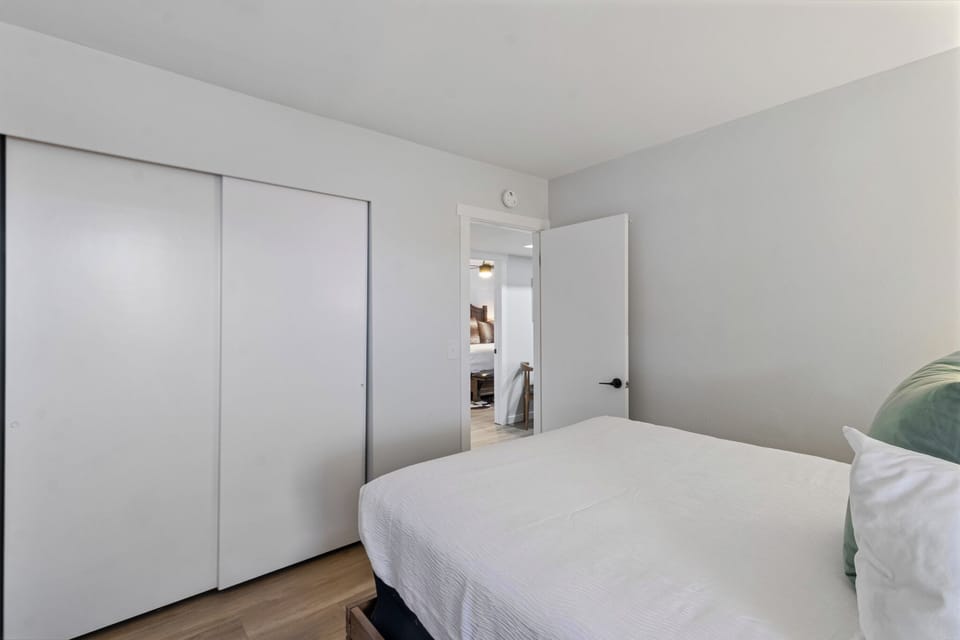 Bedroom Two / Queen Bed