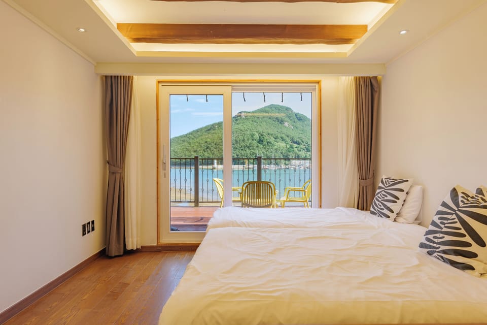 Ocean Deluxe Double | Blackout drapes, soundproofing, free WiFi, bed sheets