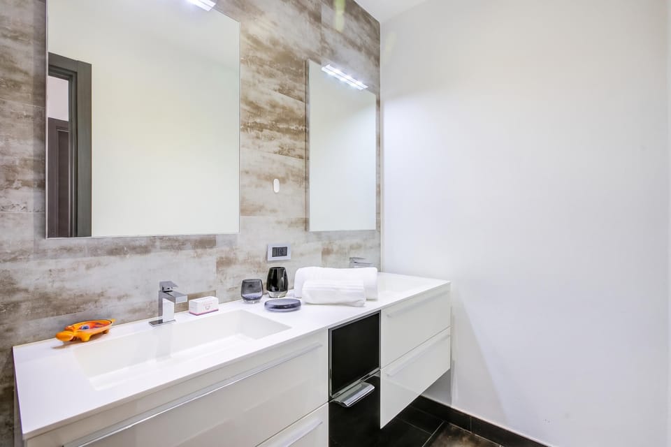 Family Apartment, 2 Bedrooms, Balcony (Asia Apartment 2BR in Laveno Center) | Bathroom