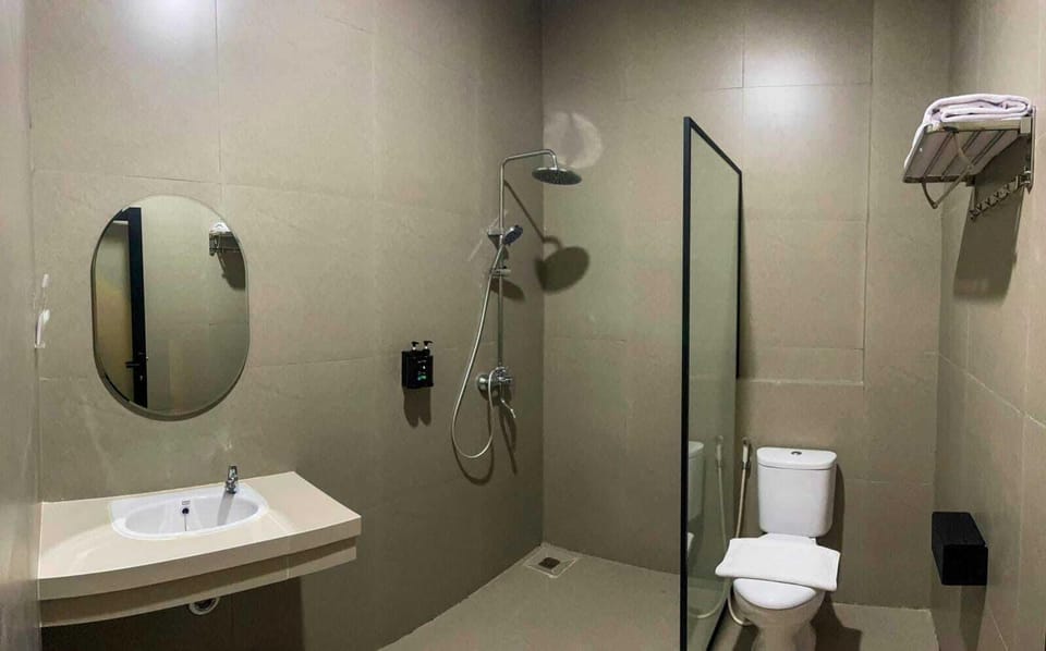 Junior Suite | Bathroom | Shower, towels, soap, shampoo
