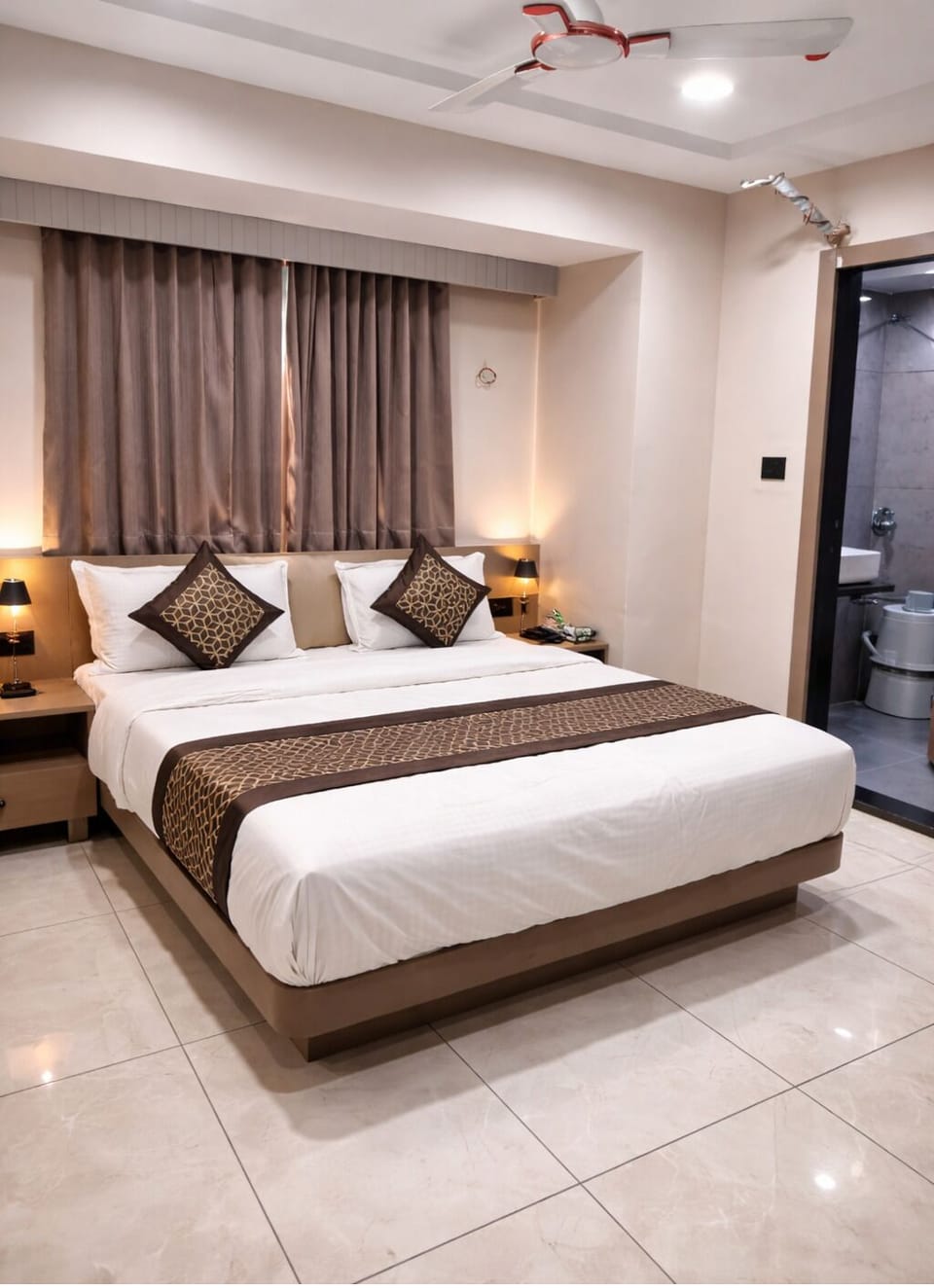 Deluxe Room | Desk, free WiFi