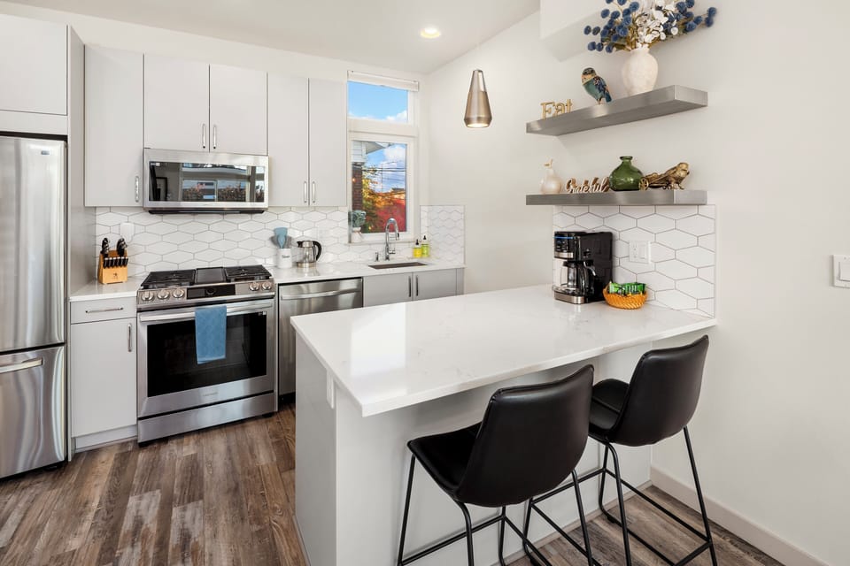 Family Townhome, 2 Bedrooms, Kitchen, City View | Private kitchen